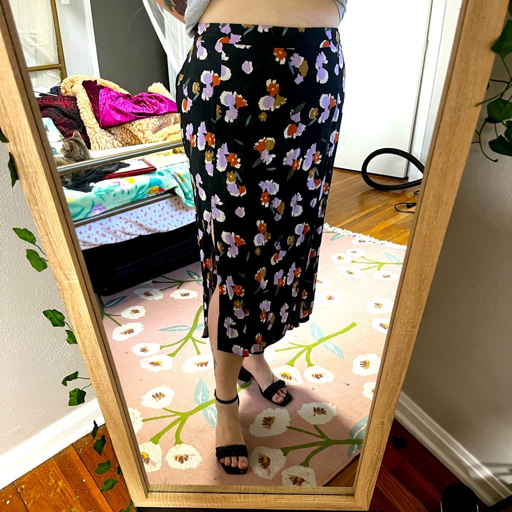 GUC Ava & Viv Dark Floral Side Slit Skirt W/ Pockets
